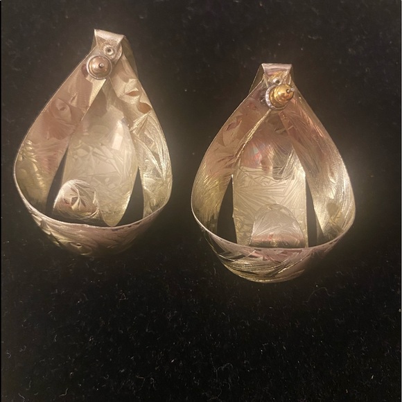 Free w/ bundle purchase Vintage Etched Silver tone Earrings - Picture 6 of 10